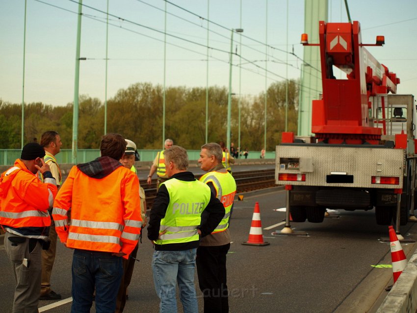 Arbeiter abgestuerzt vom PKW ueberfahren Koeln Muelheim Muelheimer Bruecke P20.JPG
